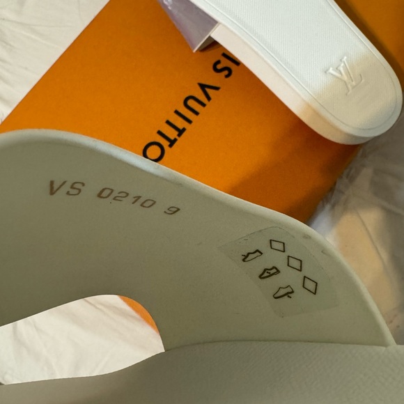 Louis Vuitton Waterfront Line Mule Prism
Slide Sandals Size 9 Brand New - Picture 6 of 8